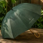 Payung ramah lingkungan dengan material daur ulang dan gagang bambu untuk corporate gift